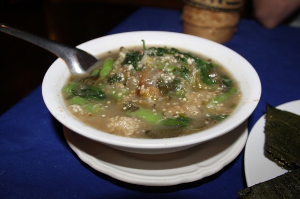 guiso berenjenas, carne y madera