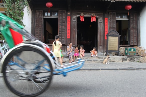 hoian grandma and children 2