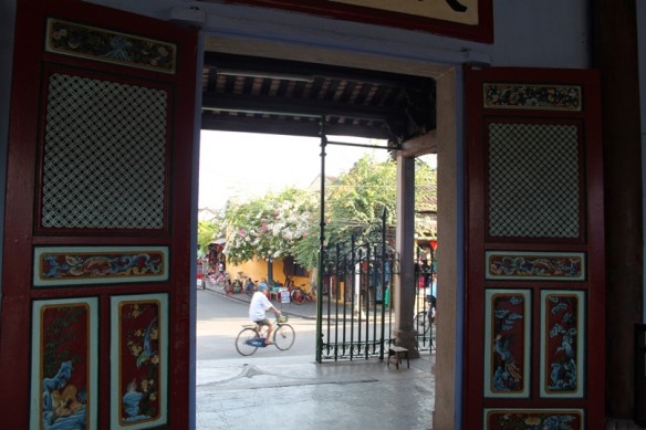 hoian temple bike alleyway