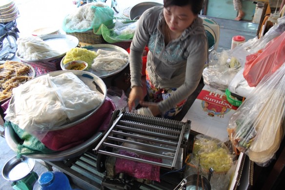 making rice noodles