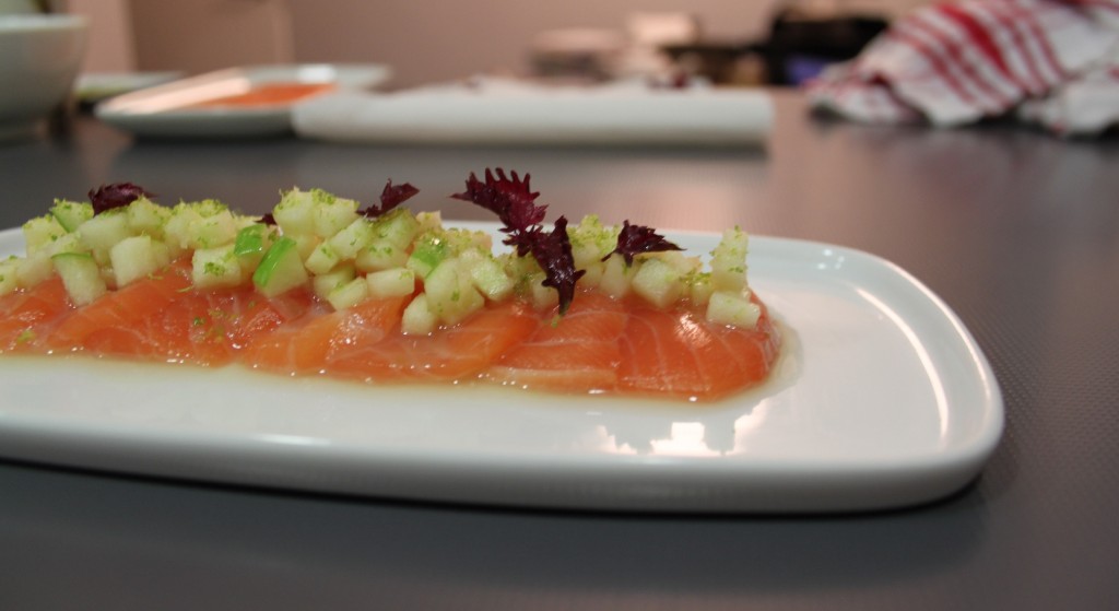 Salmón crudo con aliño fresquito para el verano Umami Madrid